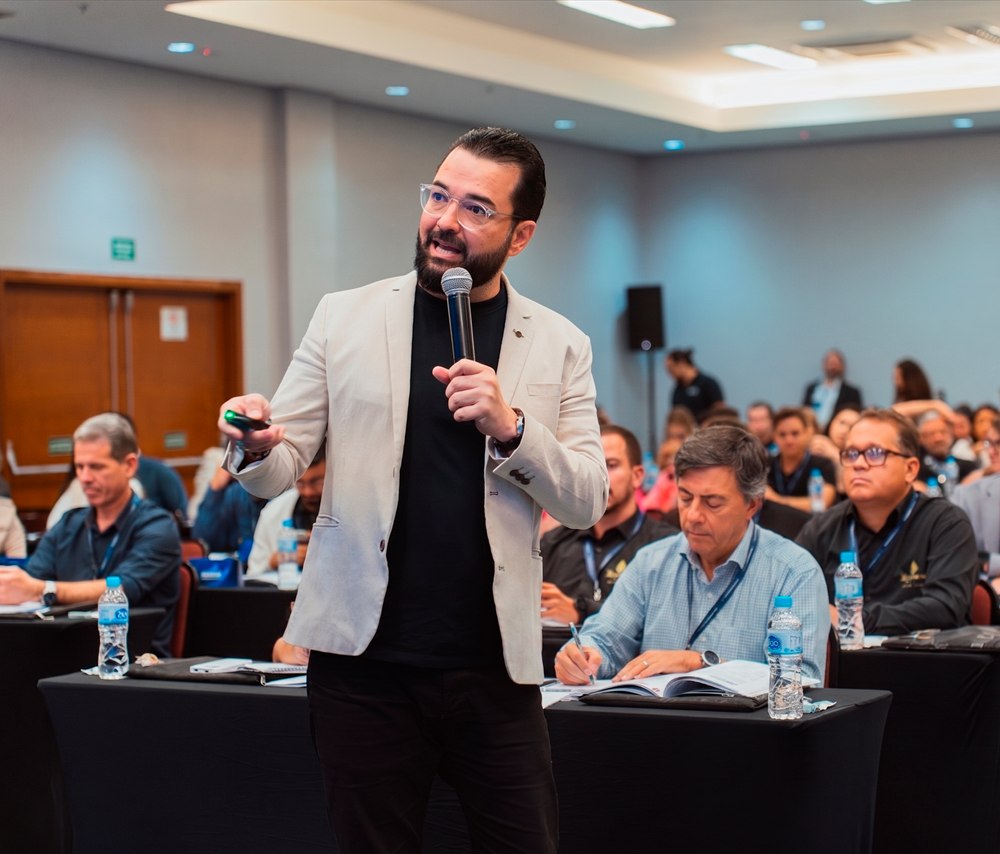 Victor Rocha conduzindo a Imersão Estratégica diante da turma